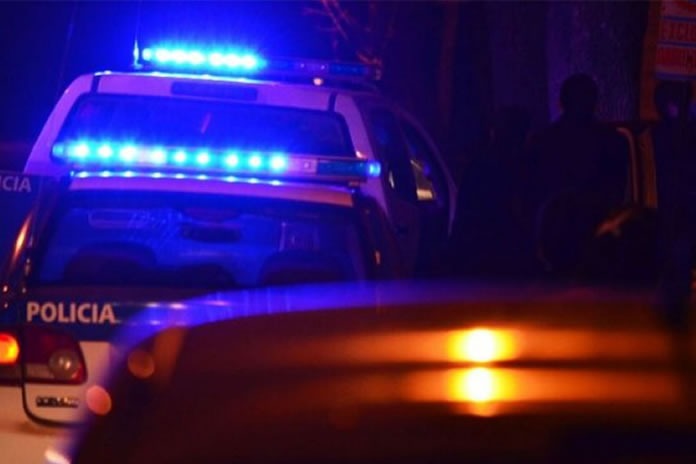 Empleada judicial denunció que su novio la golpeó y la echó desnuda de la casa tras revisar su celular