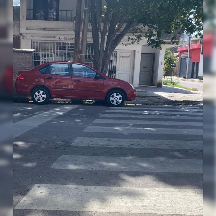 “Es una constante”: quejas de vecinos por el mal estacionamiento de vehículos