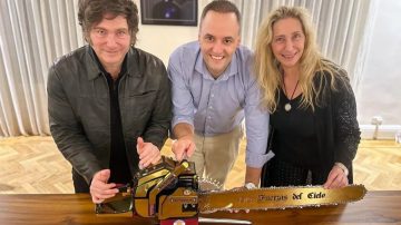 Javier Milei convocó a una reunión el lunes con sus principales funcionarios: ¿Nuevo respaldo público para Adorni?