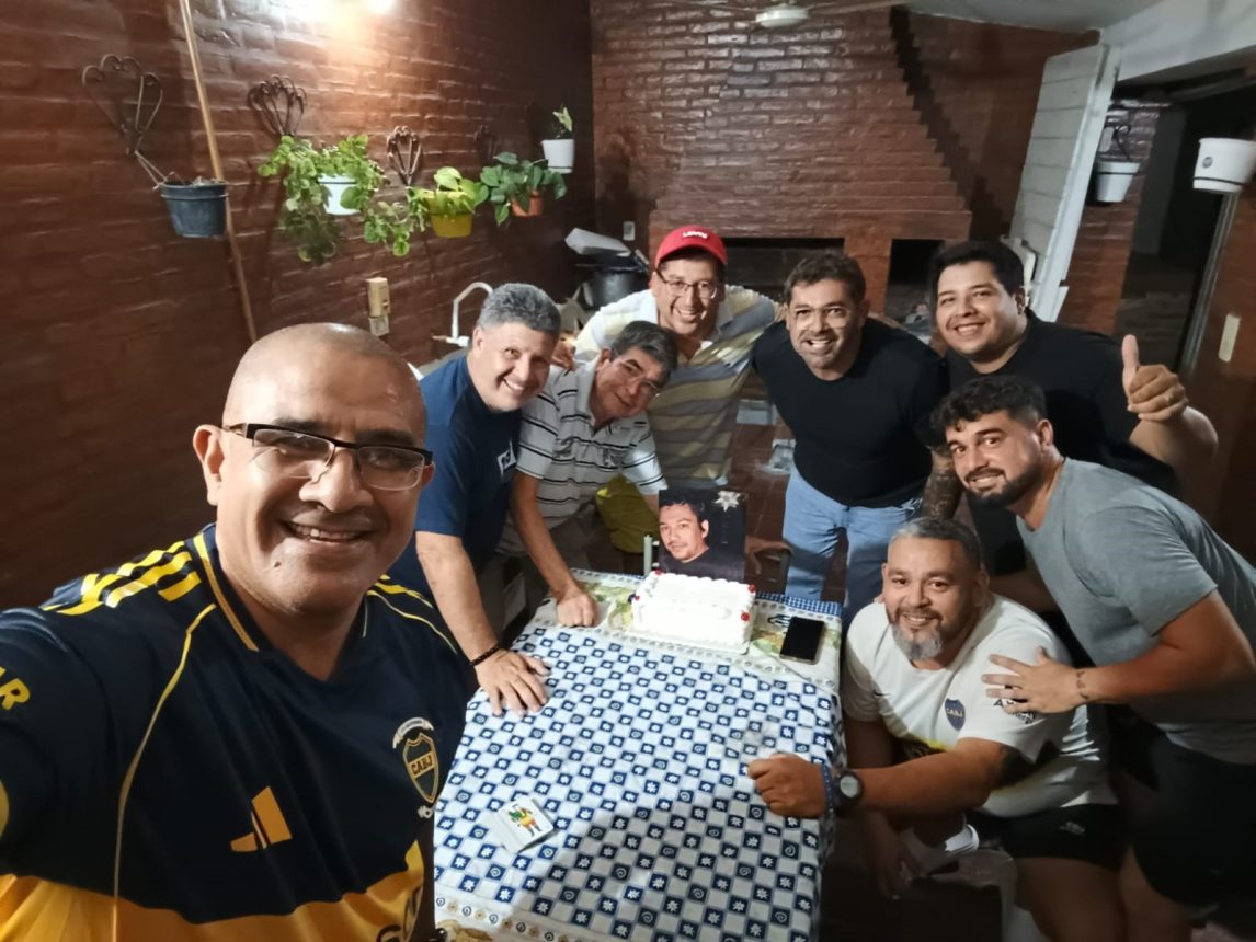 Sus amigos le festejaron el cumpleaños a una foto porque la mujer no lo dejó ir: “Es un pollerudo”