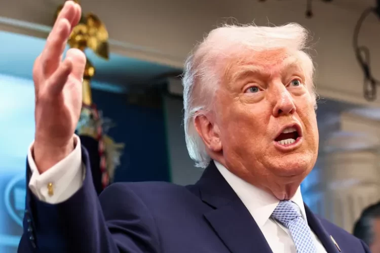 Donald Trump abandonó una entrevista en vivo y acusó a una periodista de ser “corrupta” y “comprada”
