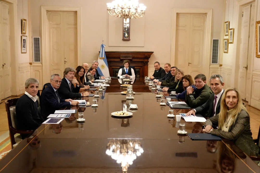 Milei empoderó a Adorni en una cumbre de Gabinete clave para el futuro del Gobierno