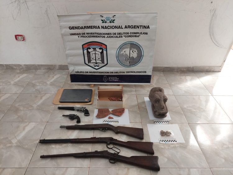 Secuestran restos arqueológicos y armas en una vivienda de Córdoba