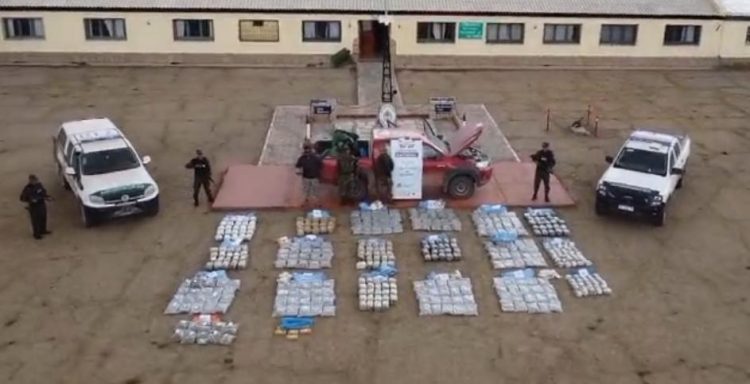 FOTOS. Abandonaron una camioneta con más de 380 kilos de droga en la Puna salteña