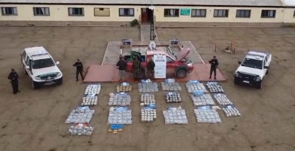 FOTOS. Abandonaron una camioneta con más de 380 kilos de droga en la Puna salteña