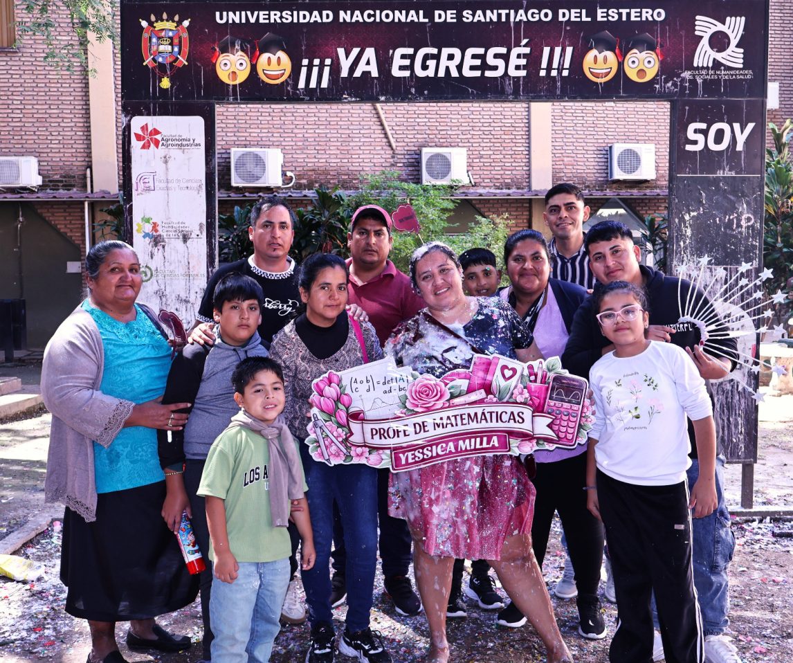 La emotiva historia de la primera profesional en  una familia de Atamisqui egresada de la UNSE