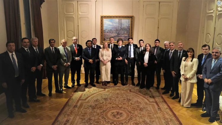 Milei adelanta fondos de coparticipación para 12 provincias aliadas por $400.000 millones