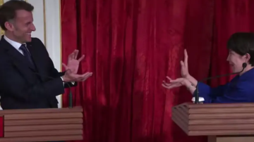Emmanuel Macron y la primera ministra de Japón hicieron el “kamehameha” de Dragon Ball en una reunión oficial