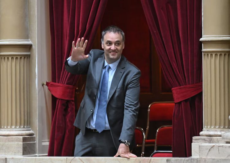 Polémica en YPF: directores cobrarán casi un millón de dólares anuales y Manuel Adorni integra la cúpula