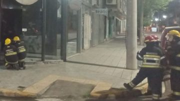 Un cortocircuito en un aire acondicionado provocó un incendio en una conocida pastelería