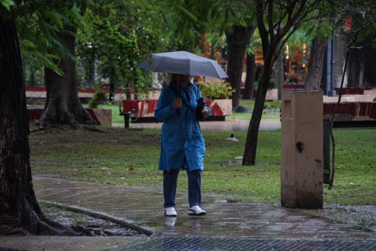POSTALES. Así se vive la mañana en Santiago del Estero con calles mojadas y paraguas
