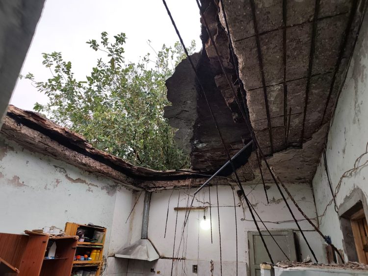 Una familia se salvó de milagro tras el derrumbe del techo de su casa mientras dormían