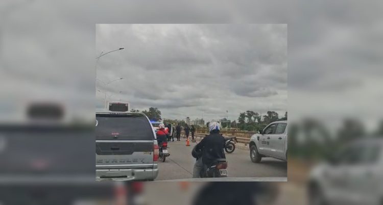 Autopista complicada: una moto chocó contra una camioneta y afectó el tránsito