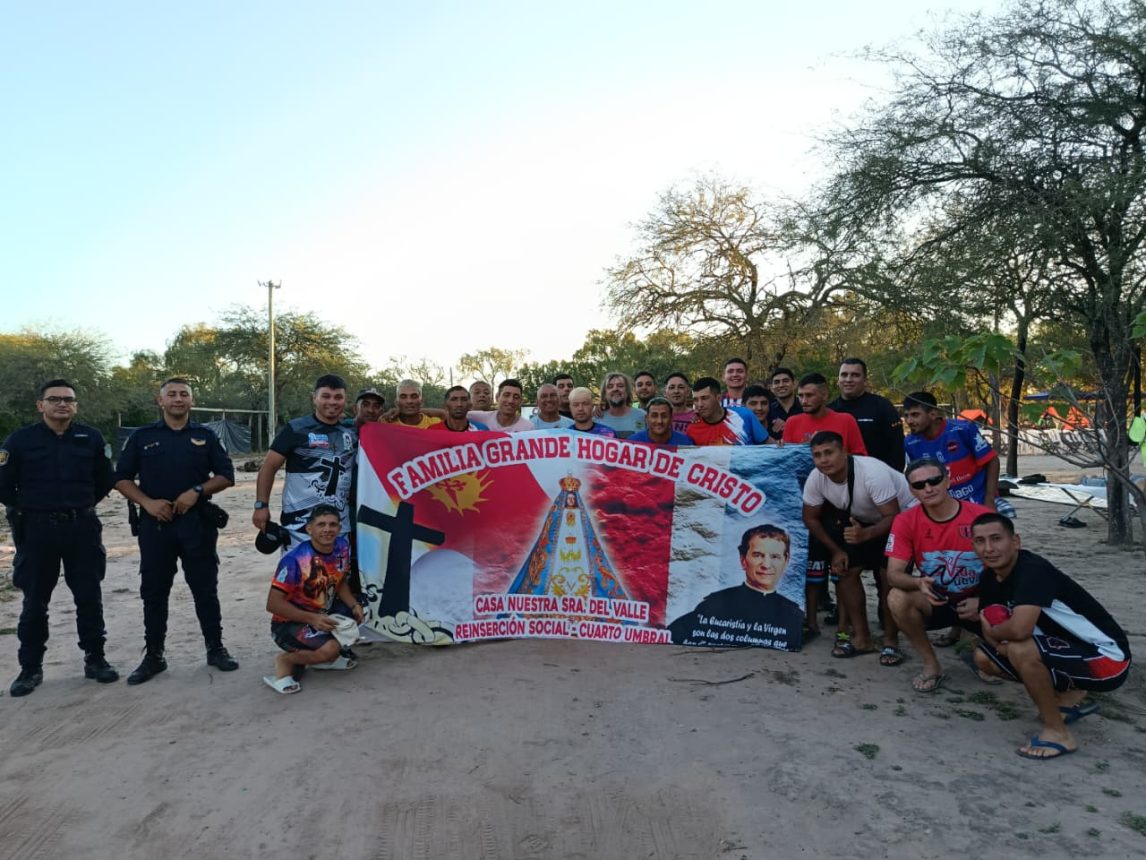 El Padre Pepe y 120 jóvenes del Hogar de Cristo caminan hacia la Virgen del Valle