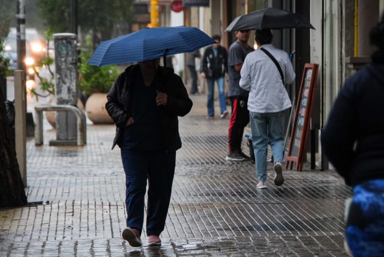 Santiago bajo alerta amarilla por lluvias y tormentas: cuáles son todas las localidades afectadas y cómo estará el tiempo este domingo