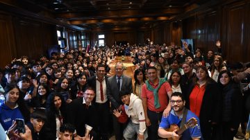Estudiantes de nueve departamentos fueron recbidos por el gobernador Elías Suárez