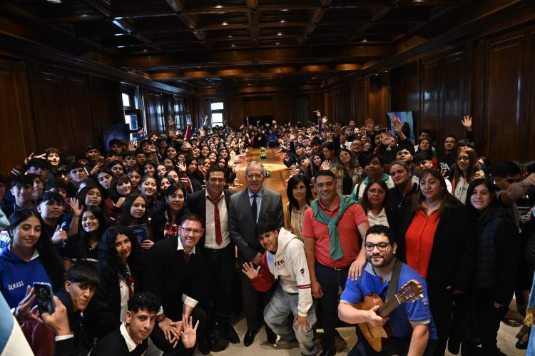 Estudiantes de nueve departamentos fueron recbidos por el gobernador Elías Suárez