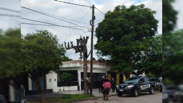 Una pareja en situación de calle protagonizó una feroz pelea: la mujer atacó al hombre con un cuchillo