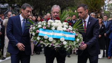 El gobernador Elías Suárez encabezó el acto por el Día de la  Autonomía Provincial