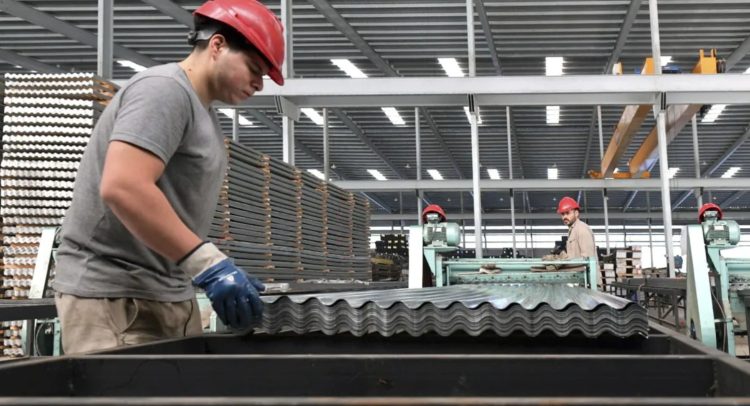 La actividad económica cayó en febrero y marcó su peor baja desde 2023