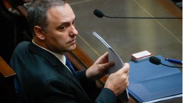 El PJ busca destituir a Manuel Adorni en una sesión especial en el Senado: qué es la moción de censura