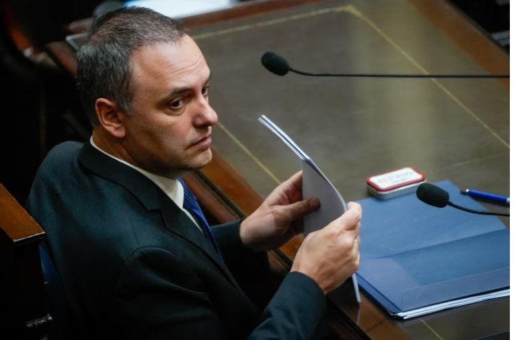 El PJ busca destituir a Manuel Adorni en una sesión especial en el Senado: qué es la moción de censura