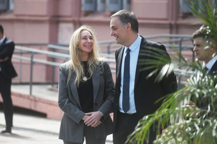 Mientras declaraban sus prestamistas, Adorni acompañó a Karina Milei a la presentación de la Fanfarria de los Granaderos