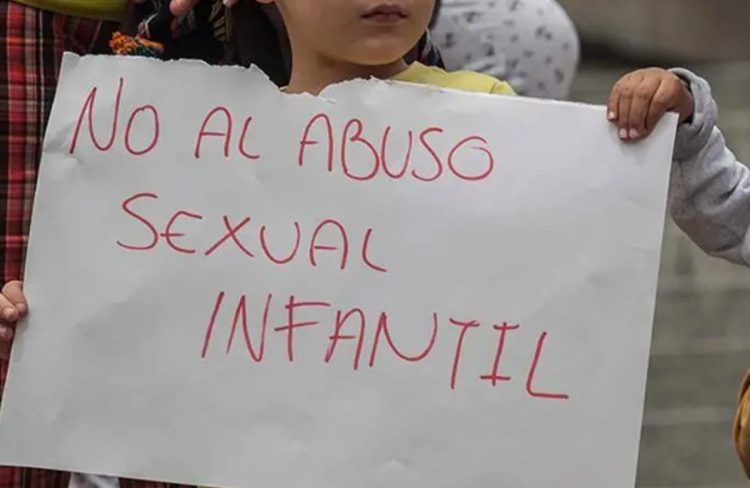 Como su agresor sexual seguía libre y dando clases viralizó un video y logró que lo detuvieran
