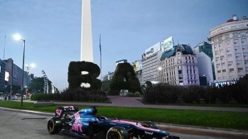 Todo listo para el show de Colapinto: exhibieron el auto en el Obelisco