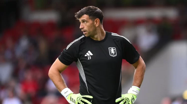 Dibu Martínez sintió una molestia y no pudo ser titular en Aston Villa
