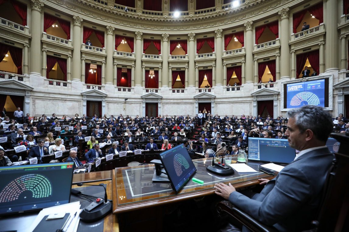 Denuncian un “festival de créditos” del Banco Nación para funcionarios y legisladores libertarios