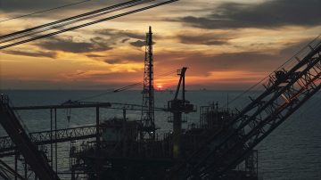 El precio del petróleo cayó notoriamente tras la reapertura del Estrecho de Ormuz