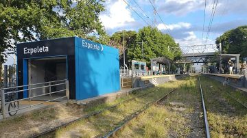 Tiene 15 años, dio a luz en su casa con ayuda de ChatGPT y su novio entregó a la bebé en una estación