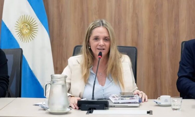 Diputada libertaria renunció a su cargo, tras admitir que usó fondos públicos para un viaje de su hijo