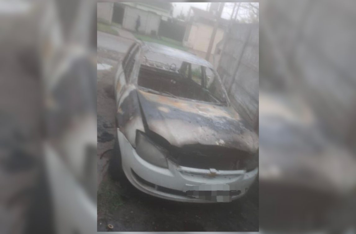 VIDEO: Pirómano causó caos en el B° Siglo XX al incendiar intencionalmente un auto