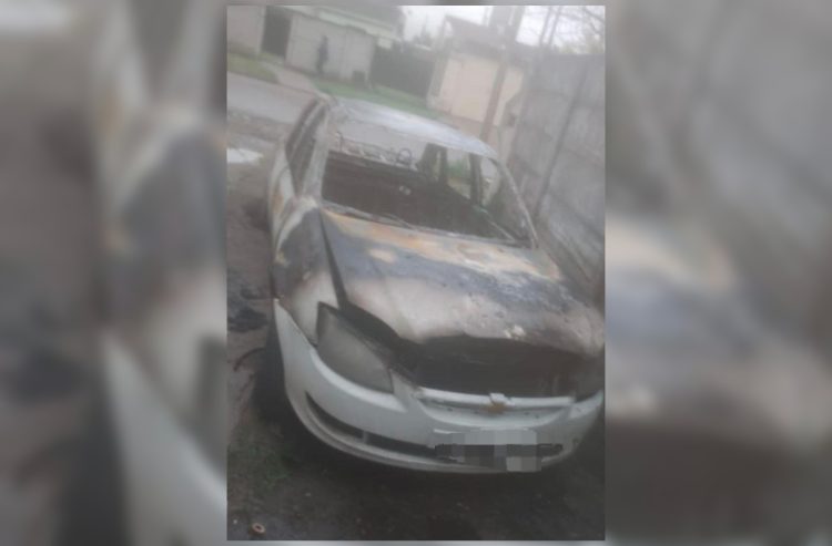 VIDEO: Pirómano causó caos en el B° Siglo XX al incendiar intencionalmente un auto