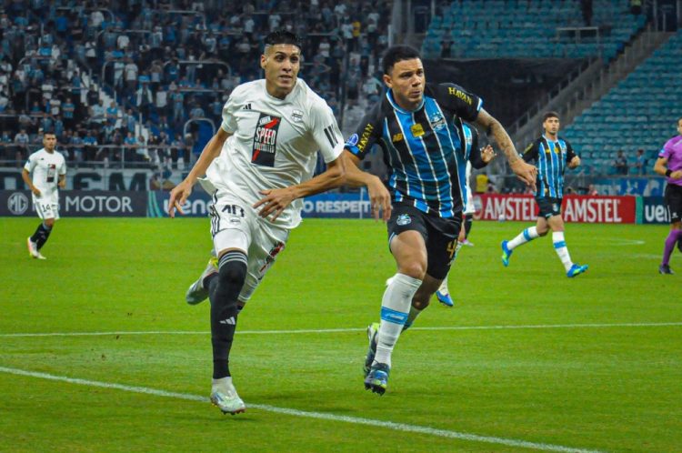 Deportivo Riestra se quedó con las manos vacías en su visita a Porto Alegre frente a Gremio