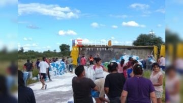 Saquean al camión que trasladaba harina y volcó en la Ruta 92