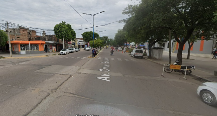 Un montículo de arena en plena Avenida Besares provocó un accidente de tránsito