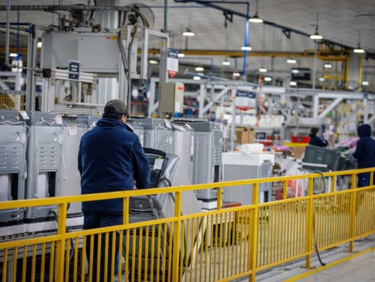 Histórica empresa cierra su producción de heladeras en Rosario y despide personal