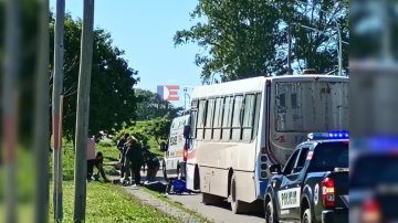 Siesta accidentada: choque entre un colectivo y una moto generó momentos de tensión
