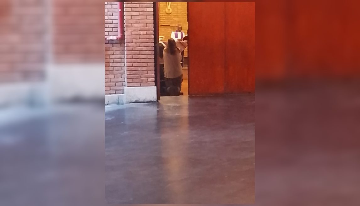 Sacerdote denunciado por abuso fue captado dando misa en el colegio al que asisten las víctimas