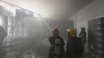 Incendio en Guaymallén: un depósito de botellas sufrió importantes pérdidas y derrumbes