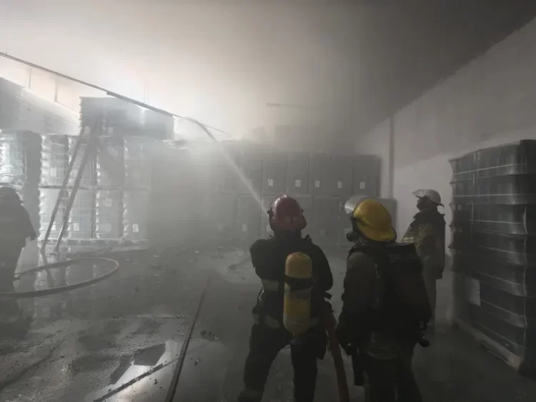 Incendio en Guaymallén: un depósito de botellas sufrió importantes pérdidas y derrumbes