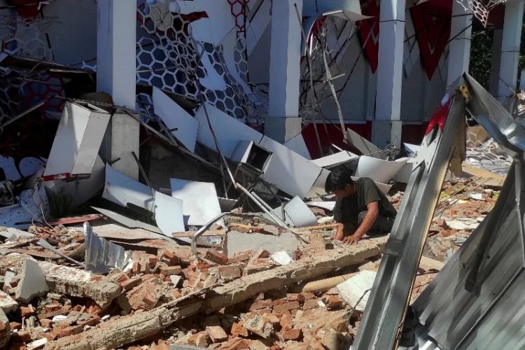 Impresionante: un terremoto de  7,4 “abrió” el suelo en Indonesia