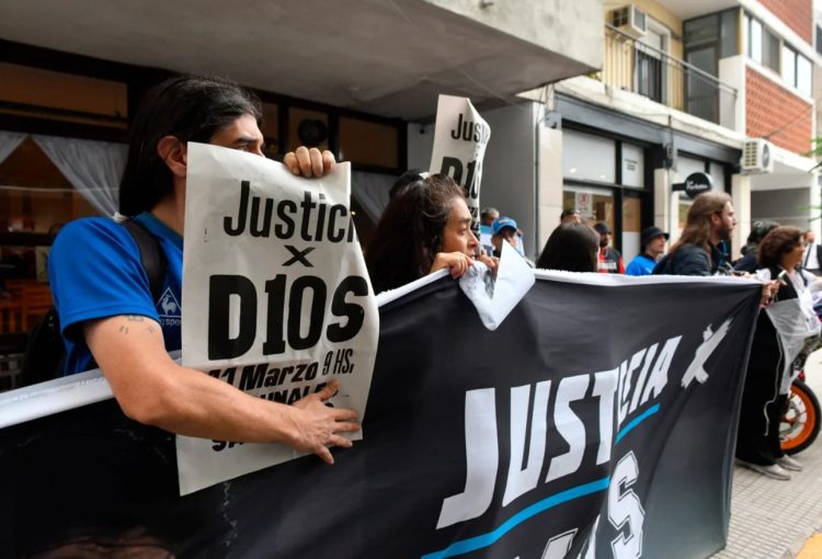 Muerte de Maradona: el martes 14 de abril iniciará el segundo juicio tras el escándalo de Makintach