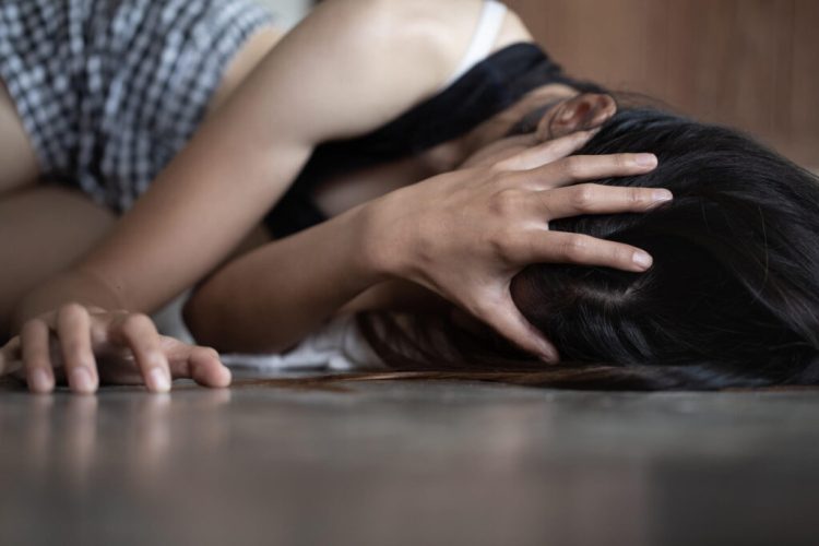 Mantuvo cautiva a su novia de 19 años, la hirió con una lapicera y le pegó con un cinto