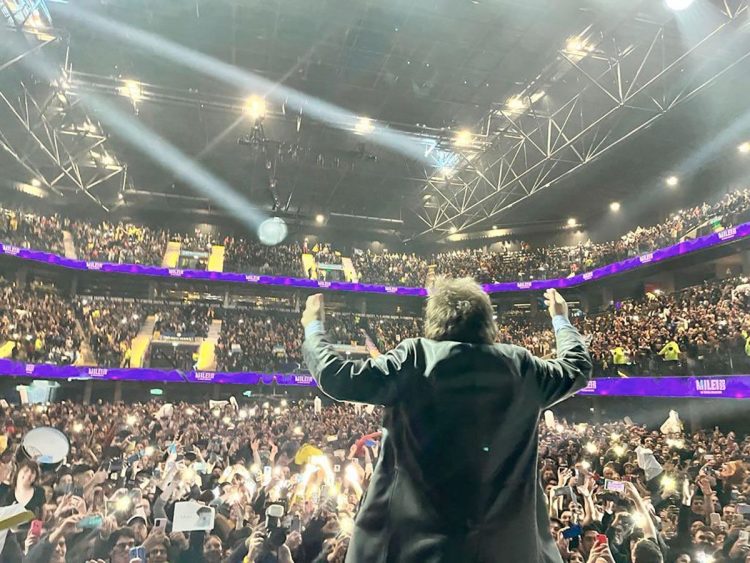 Denuncian que la droguería de las coimas de Discapacidad pagó el acto de Milei en el Movistar Arena