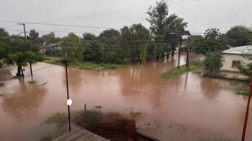 Fuerte temporal en Monte Quemado dejó calles anegadas