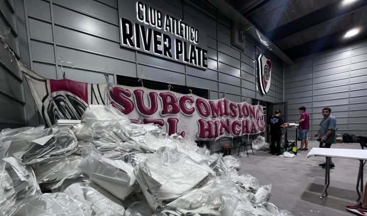 River prepara un recibimiento histórico con toneladas de papel para el Superclásico